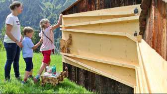 Modell der Kugelbahn „Weissenberge“ und eine Familie, die sie benutzt