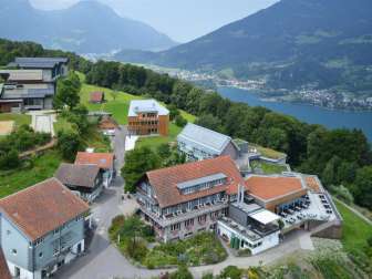 Der Weg schlängelt sich durch das Seminarhotel Lihn und Sportzentrum Kerenzerberg