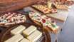 Ein reichhaltiges Buffet mit regionalen Schweizer Spezialitäten beim Brunch zum Schweizer Nationalfeiertag im Berggasthaus Edelwyss.