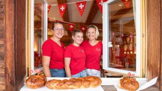 Das Team des Berggasthauses Edelwyss heißt die Gäste zum Brunch zum Schweizer Nationalfeiertag willkommen.