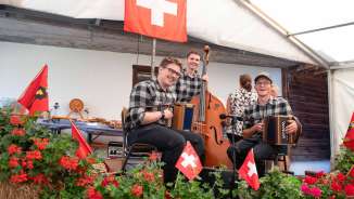 Traditionelle Schweizer Volksmusiker treten beim Brunch zum Schweizer Nationalfeiertag im Berggasthaus Edelwyss auf.