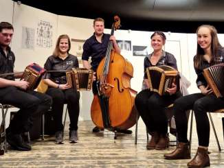 Musikgruppe mit Schwyzerörgeli und Kontrabass bei Auftritt