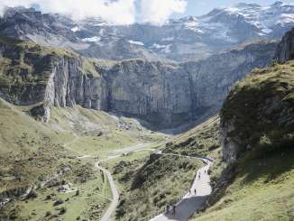 Velofahrende auf der Klausenpassstrasse oberhalb des Urnerbodens vor imposanter Alpenkulisse