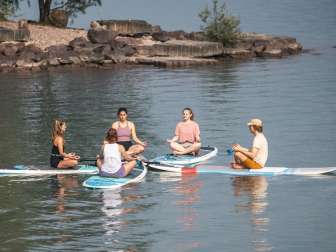 SUP Yoga auf dem Walensee © Thomas Kessler Visuals