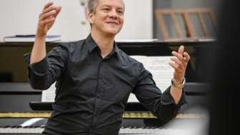 Patrick Secciari dirigiert während eines Musikworkshops am Klavier