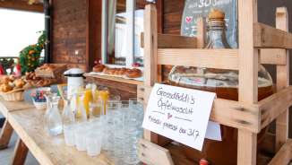 Frisch gepresster Apfelsaft, serviert beim Brunch-Buffet zum Schweizer Nationalfeiertag im Berggasthaus Edelwyss.