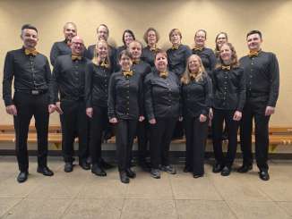 Eine  Musikergruppe in Konzertkleidung