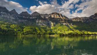 The fjord-like lake and the imposing Churfirsten