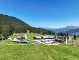 Luftaufnahme der Bergstation Grotzenbüel mit Bergrestaurant, Seilbahnanlage und Wanderwegen in Braunwald