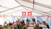 Gäste, die den Brunch zum Schweizer Nationalfeiertag im Festzelt des Berggasthauses Edelwyss geniessen.