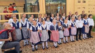 Mitglieder eines Jodelchors in traditioneller Konzertkleidung