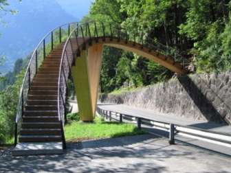 Pedestrian bridge to the Lochsite