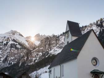 Nur zweimal im Jahr scheint die Sonne durch das Martinsloch genau auf die Dorfkirche in Elm