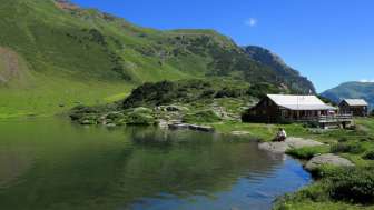 Oberer Murgsee mit Berggasthaus.