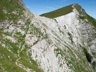 View of the Rautispitz and the passage leading over to the Wiggis, which often still has snow here in early summer and is then impassable. Detour via Längenegg