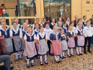 Mitglieder eines Jodelchors in traditioneller Konzertkleidung