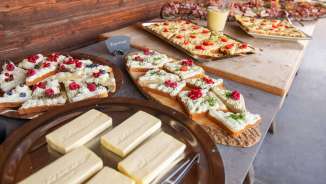 Ein reichhaltiges Buffet mit regionalen Schweizer Spezialitäten beim Brunch zum Schweizer Nationalfeiertag im Berggasthaus Edelwyss.