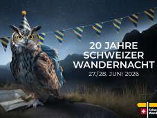 Eine Eule mit Rucksack und Partyhut in einer nächtlichen Berglandschaft, die für die „Swiss Hiking Night 2026“ wirbt