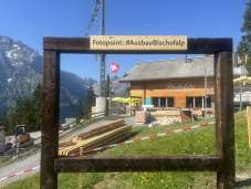 Ein großer Holzrahmen vor dem Bauprojekt in Bischofalp