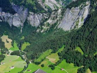 In der Abrissnische des Bergsturzes östlich des Dorfes Elm (oben rechts der Bildmitte) sind die dunkelgrauen Schiefer der Elm-Formation gut erkennbar