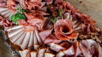 Platte mit Schweizer Wurstwaren, Schinken und Salami am Brunch-Buffet zum Schweizer Nationalfeiertag.