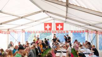 Gäste, die den Brunch zum Schweizer Nationalfeiertag im Festzelt des Berggasthauses Edelwyss geniessen.