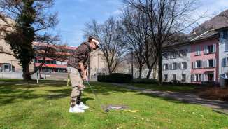 A guy playing Urban Golf in Glarus city
