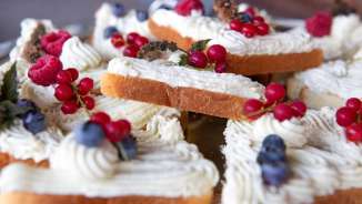 Frisches Brot mit traditionellem Schweizer Ziger-Käseaufstrich und Beeren beim Brunch zum Schweizer Nationalfeiertag im Berggasthaus Edelwyss.
