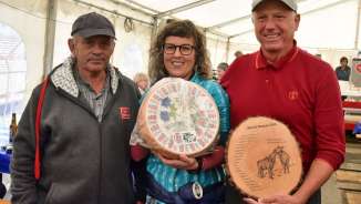 The winners of this years cheese pass 2025 with their prize and the responsible person.