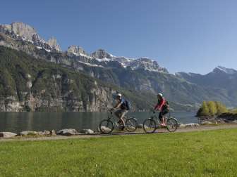 Die Tour führt entlang dem Walensee mit einer faszinierenden Sicht auf die Bergkette der Churfirsten.