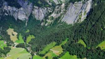In der Abrissnische des Bergsturzes östlich des Dorfes Elm (oben rechts der Bildmitte) sind die dunkelgrauen Schiefer der Elm-Formation gut erkennbar