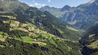 Blick auf Weissenberge, im Hintergrund das Chrachtal, der Risetenstock und der Foostock rechts