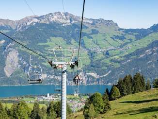 Sesselbahn am Kerenzerberg mit Blick auf den Walensee, das Dorf Mühlehorn und die Glarner Alpen.