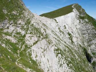 Blick zum Rautispitz und der Passage, welche hinüber zum Wiggis führt  und der Passage, welche hinüber zum Wiggis führt (im Frühsommer hat es hier oft noch Schnee und diese Stelle ist dann nicht passierbar. Umweg via Längenegg)