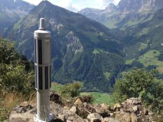 Modernste Technik am Kilchenstock: Mit 5 autarken, solarbetriebenen Einfrequenz-GNSS-Stationen werden die Bewegungsgeschwindigkeiten und -richtungen am Kilchenstock langfristig überwacht