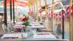 Die Terrasse ist anlässlich des Brunchs zum Schweizer Nationalfeiertag im Berggasthaus Edelwyss mit Schweizer Flaggen geschmückt.