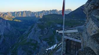 Das Foto zeigt die SAC Hütte vom Kistenpass mit einem schönen Panorama