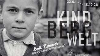 Ausstellungsplakat „KIND BERG WELT“ mit Schwarz-Weiss-Porträt eines Kindes von Emil Brunner