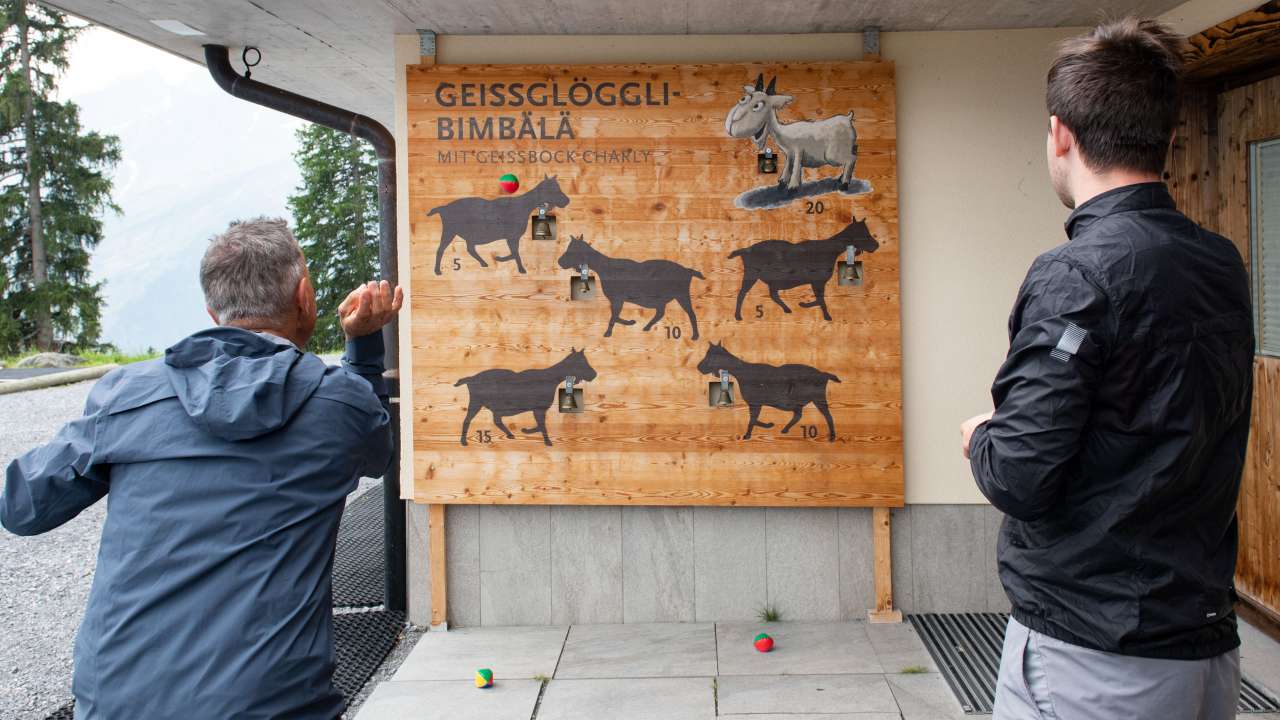 Geissglöggli-Bimbälä mit Geissbock Charly im Berghotel Bischofalp