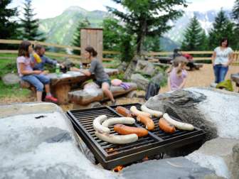 For a fine lunch, there are several barbecue areas