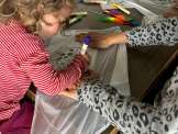 Kinder gestalten bunte Drachen während eines kreativen Bastelworkshops