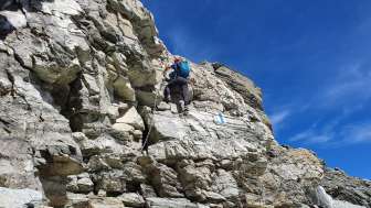 Chain-secured climbing to Chli Kärpf, more difficult variant. The chain at the bottom right leads to a bypass.