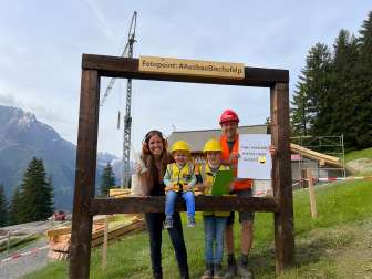 Ein großer Holzrahmen vor dem Bauprojekt in Bischofalp