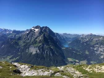 Aussicht vom Schilt auf Glärnischmassiv und Klöntalersee