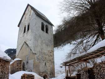 Nachdem das Kirchendach bei einem einstigen Felssturzereignis abgerissen wurde, ist heute nur noch der Turm der Kirche am Fusse des Kilchenstocks erhalten in Linthal am Kilchenstock ist gilt als Mahnmal eine sehemaligen Felssturzereignisses, bei dem das das