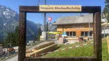 Ein großer Holzrahmen vor dem Bauprojekt in Bischofalp