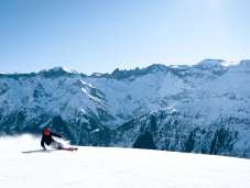 Weite Schneelandschaft mit Bergen im Glarnerland