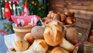 Frisch gebackene Brötchen und Croissants am Frühstücksbuffet im Berggasthaus Edelwyss.