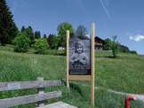 Großformatiges Schwarz-Weiß-Porträt eines Kindes entlang eines Themenwegs in Braunwald
