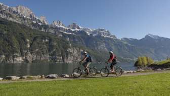 Die Tour führt entlang dem Walensee mit einer faszinierenden Sicht auf die Bergkette der Churfirsten.